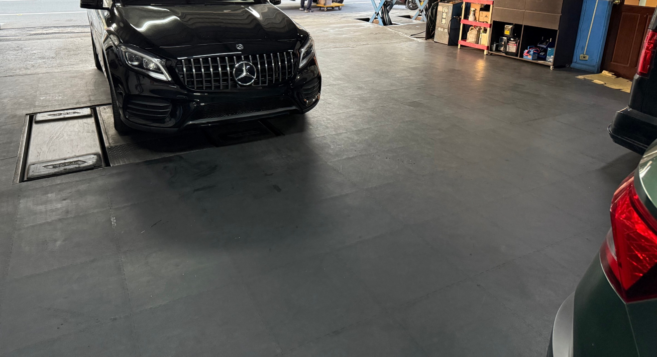 Repair shop 自動車修理工場